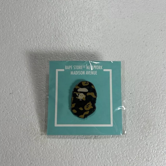 BAPE NEW YORK MADISON PIN - Picture 5 of 7